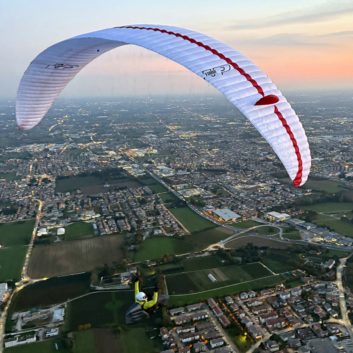 Parapente UP Torre em voo sobre o Brasil